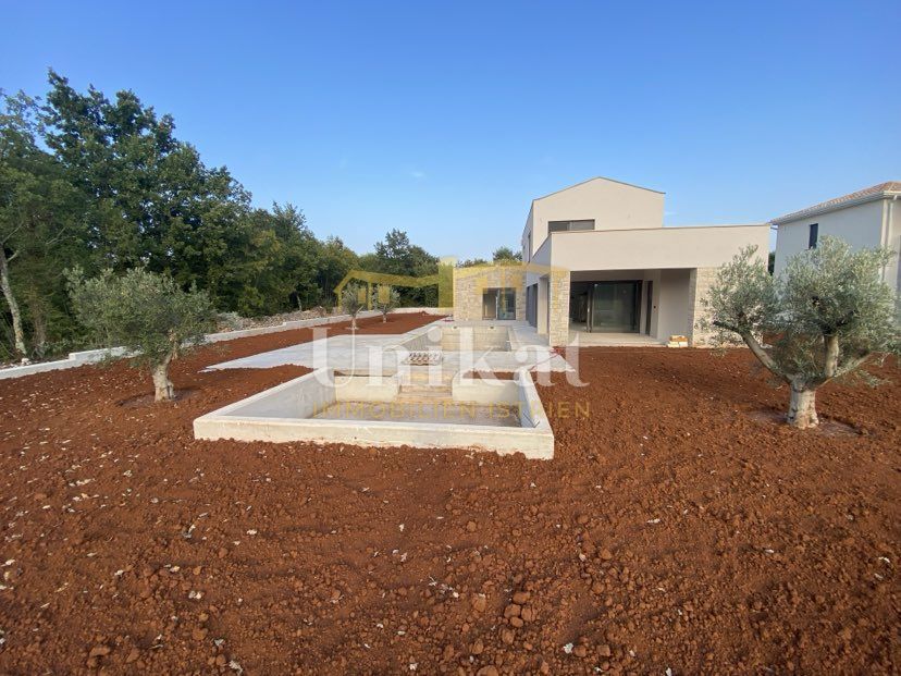 Casa con grande terrazza sul tetto e piscina